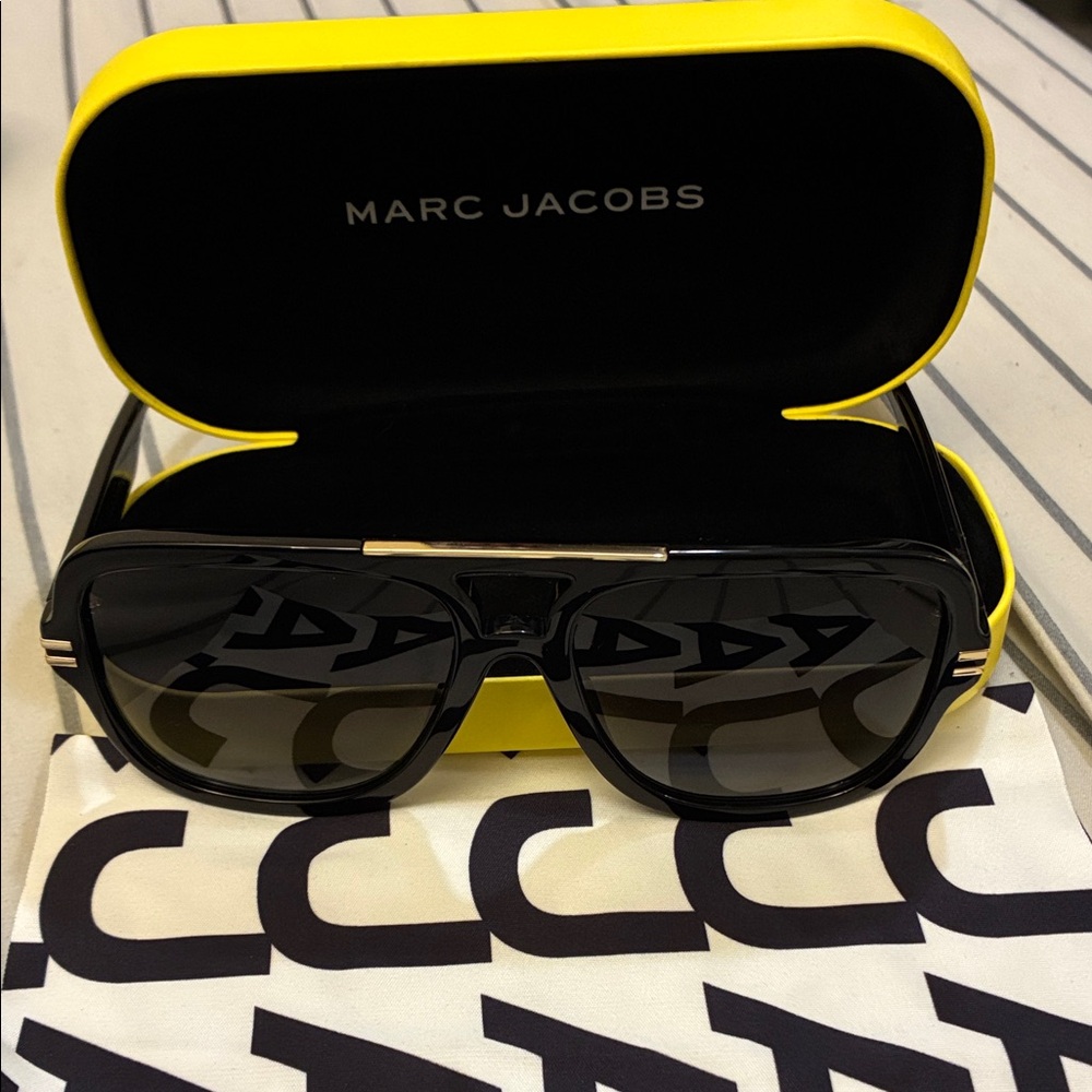 NWOT Marc Jacobs Black Sunglasses with Yellow Case - Picture 2 of 6